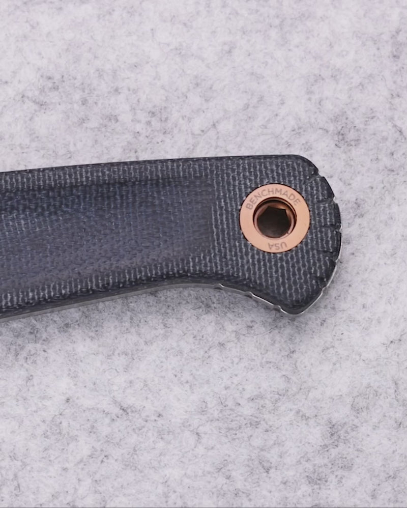 Încărcarea și redarea videoclipurilor în vizualizatorul galeriei, Cutit BENCHMADE Dacian™ | Blue Denim Micarta | Spear Point 203
