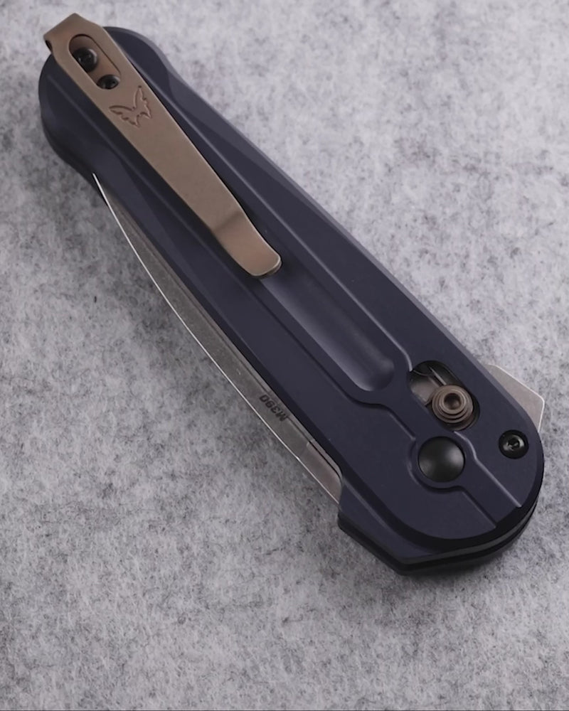 Încărcarea și redarea videoclipurilor în vizualizatorul galeriei, Briceag de buzunar BENCHMADE LOWDEN ™ | Crater Blue Aluminum 491
