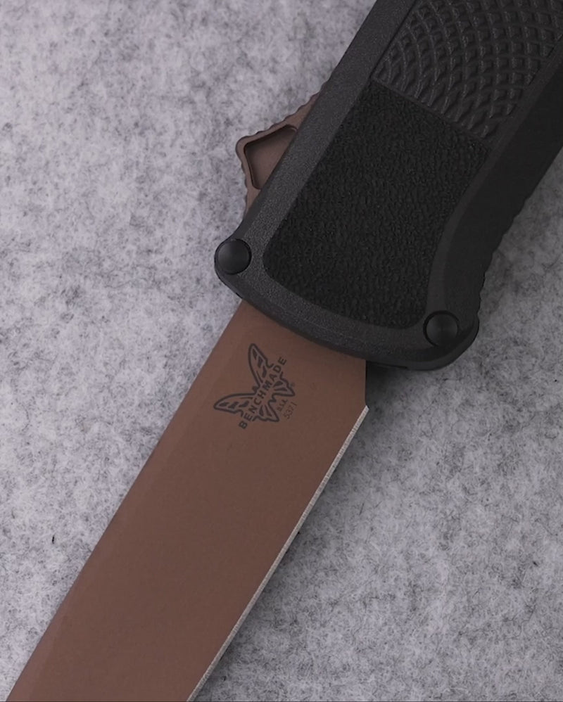 Load and play video in Gallery viewer, Briceag de buzunar automat BENCHMADE Shootout® | CF-Elite® | Drop-point 5371FE
